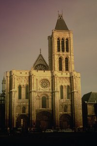 Vista de la fachada oeste, comenzada c.1135 de French School
