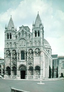 Vista de la fachada oeste, construida 1125-35 de French School