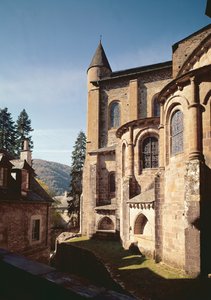 Vista exterior de la iglesia, construida entre 1035-60 de French School