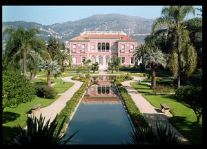 Vista de la fachada y jardines de la Villa Ile-de-France, construida en 1905-12 de French School