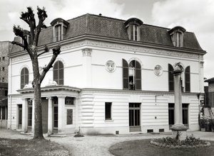 Vista de la fachada de la Biblioteca Marmottan desde el jardín, construida 1880-1921 de French School