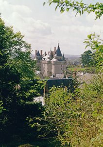 Vista del castillo restaurado desde el noroeste, construido para Jean Bourre, ministro de Luis XI de Francia en c.1465 de French School