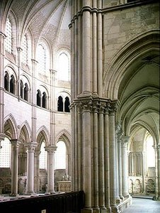 Vista del transepto y parte del deambulatorio, 1120-50 de French School