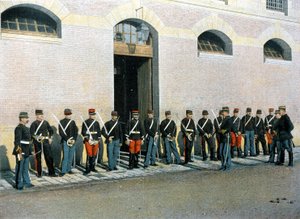Clases de marcha: los guardias republicanos recién admitidos son suboficiales; reanudan sus clases a pie bajo la dirección de un teniente - en “Álbum Militar” - Legión de la Guardia