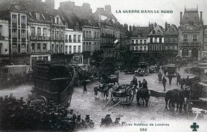 Guerra en el Norte: autobuses londinenses de la Fuerza Expedicionaria Británica en la plaza principal de Bethune en 1915 de French School