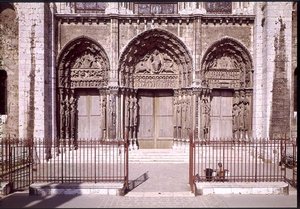 Fachada oeste con las tres puertas del Portal Real que representan (de izquierda a derecha) la Ascensión, Cristo en Majestad con los Símbolos de los Evangelistas y los Apóstoles y la Madonna y el Niño entronizados, c.114