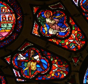 Ventana Ww que representa a un ángel con un instrumento de la Pasión - la Cruz y un ángel con una trompeta en el Juicio Final de French School