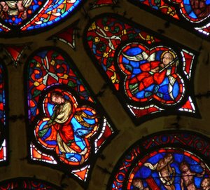 Ventana Ww que representa ángeles, uno con un instrumento de la Pasión y otro con una trompeta de French School