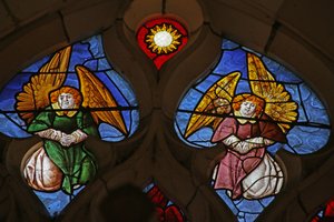 Ventana que representa Ángeles (vidriera)