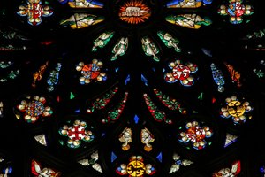 Ventana que representa un detalle de la rosa oeste; los escudos de armas incluyen Montmorency-Laval, Bertrand Duguesclin y Oliver de Clisson