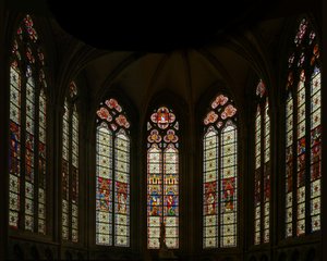 Ventana que representa una vista de la capilla este: las tres ventanas centrales son modernas pero las otras pertenecen a finales del siglo XIII de French School
