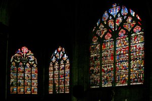Ventana que representa el extremo este de la iglesia con la ventana principal en el centro de French School