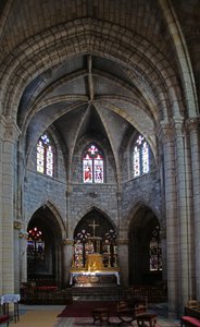 Ventana que representa la vista hacia el este con las ventanas w1 y w2 relacionadas con la Hermandad de la Eucaristía detrás del altar (vista) de French School