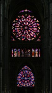 Ventana que representa el extremo oeste de la catedral con las dos ventanas de rosetón de French School