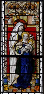 Ventana s3 que representa a Santa Ana con la Virgen y el Niño