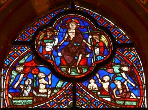 Ventana que representa el Juicio Final: Cristo y ángeles llevando los instrumentos de la Crucifixión: lanza y Cruz de French School