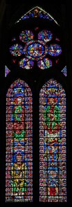 Ventana w102 que representa a San Pedro y San Andrés; Catedral de Soissons y un obispo; en la rosa Escenas de la vida de San Pedro de French School