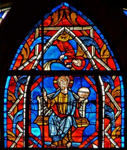 Ventana que representa a Cristo en Gloria de French School