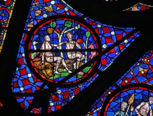 Ventana w115 que representa a Adán y Eva bajo un árbol con animales y aves de French School