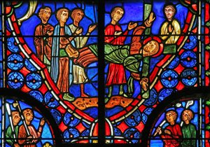 Ventana w11 que representa a San Andrés atado a su cruz y predicando a la multitud de French School