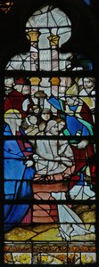 San Maximino bautizando; (la ventana contiene el raramente usado vidrio veneciano)
