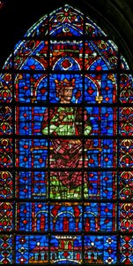 Ventana w127 (figura superior) que representa a un rey de French School