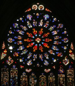 Ventana w135 con Dios, serafines, ángeles músicos y diez de los Apóstoles. Los lancetas inferiores contienen figuras del siglo XVI tardío, los santos patronos de los entonces canónigos: San Jaime, San Cristóbal, San Carlomagno de French School