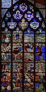 Ventana w13 que representa el martirio de San Vicente; la Letanía de la Virgen en las luces del tracería de French School