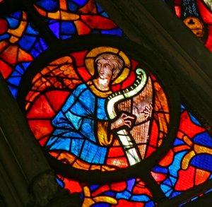 Ventana w141 que representa un ángel músico con un arpa de French School