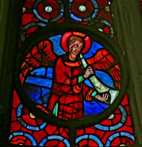 Ventana w141 que representa un ángel músico con un chirimía de French School