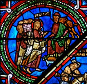 Ventana w15 que representa a Cristo ante Pilato de French School