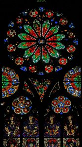 Ventana w18 que representa una rosa con diseño naturalista de French School