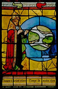 Ventana w1 que representa a Dios creando el cielo alrededor de la tierra