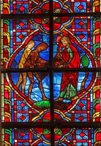 Ventana w207 que representa a Adán y Eva vistiendo ropa de French School