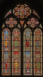 Ventana w207 que representa a obispos (algunos de Estrasburgo) y dos Padres de la Iglesia de French School