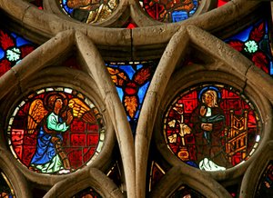 Ventana que representa la Anunciación de French School