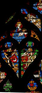 Luces de tracería con ángeles que llevan escudos de armas de French School