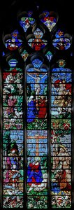 Ventana w25 que representa la Crucifixión con San Huberto y San Cristóbal; abajo está el donante Louis de Roncherolles y su esposa Françoise de Halluin con San Luis y San Francisco de French School