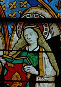 Ventana w25 que representa a la Virgen María en la Anunciación