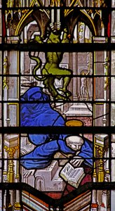 Ventana w27 que representa a San Martín cayendo por las escaleras: un diablo celebra de French School