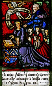 Ventana w2 que representa a la esposa e hijas del donante de French School