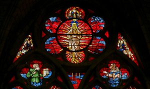 Ventana que representa la Transfiguración con Eliseo y Moisés de French School