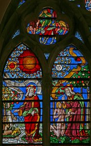 Ventana que representa la Creación y la creación de Adán de French School