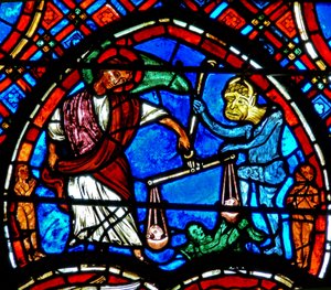Ventana w4 que representa una escena del Juicio Final: San Miguel pesando las almas de French School