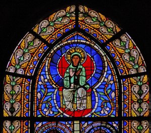 Ventana w5 que representa a la Virgen María de French School