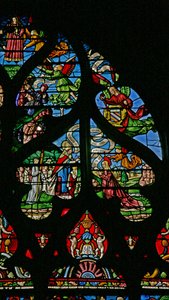 Ventana w6 que representa una escena de la vida de Santa María Magdalena - la última comunión de la santa