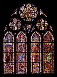 Ventana w7 que representa a los Emperadores del Sacro Imperio Romano: Lotario, Luis, Carlos