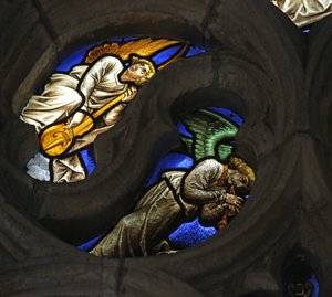 Ventana w7 que representa a un ángel músico de French School