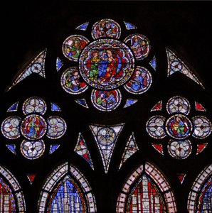 Ventana w9 que representa las luces del tracería con dos ángeles y Santo Tomás dudando