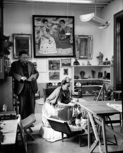 Los pintores mexicanos Frida Kahlo (1907-1954) y Diego Rivera (1886-1957) en su taller en 1948 (foto b/n) de Frida Kahlo